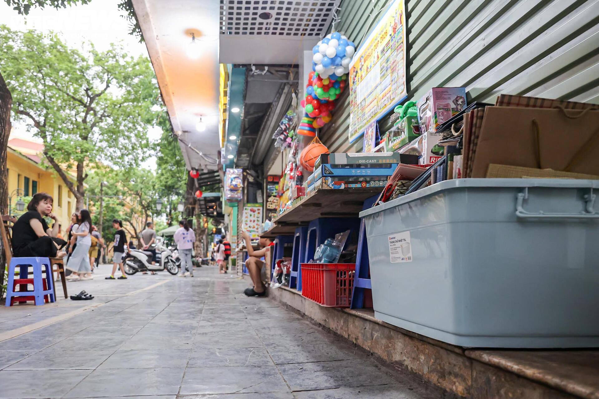 Phố đi bộ Hồ Gươm 2026 sạch b&oacute;ng h&agrave;ng rong , vỉa h&egrave; th&ocirc;ng tho&aacute;ng bất ngờ - Ảnh 13.