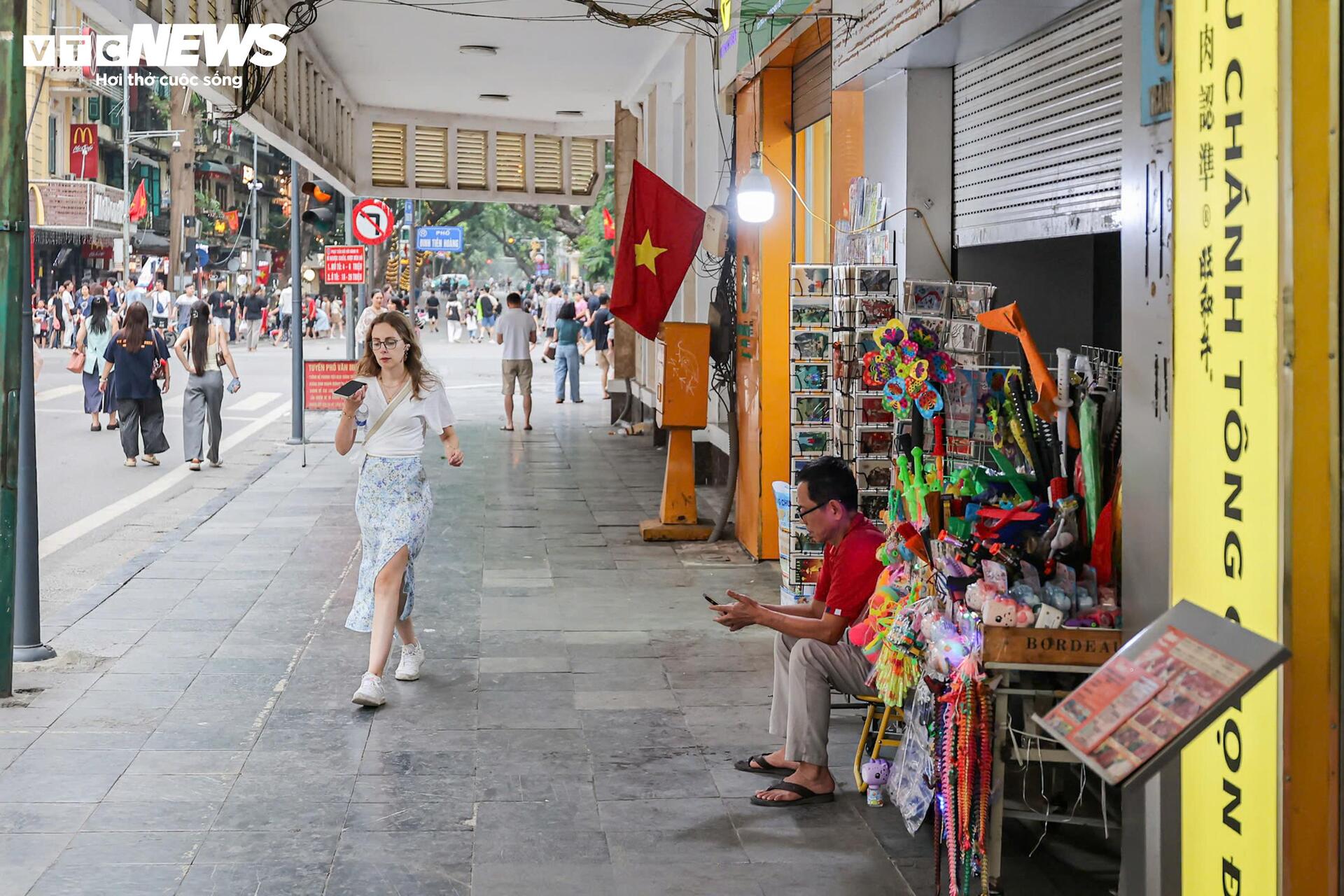 Phố đi bộ Hồ Gươm 2026 sạch b&oacute;ng h&agrave;ng rong , vỉa h&egrave; th&ocirc;ng tho&aacute;ng bất ngờ - Ảnh 14.