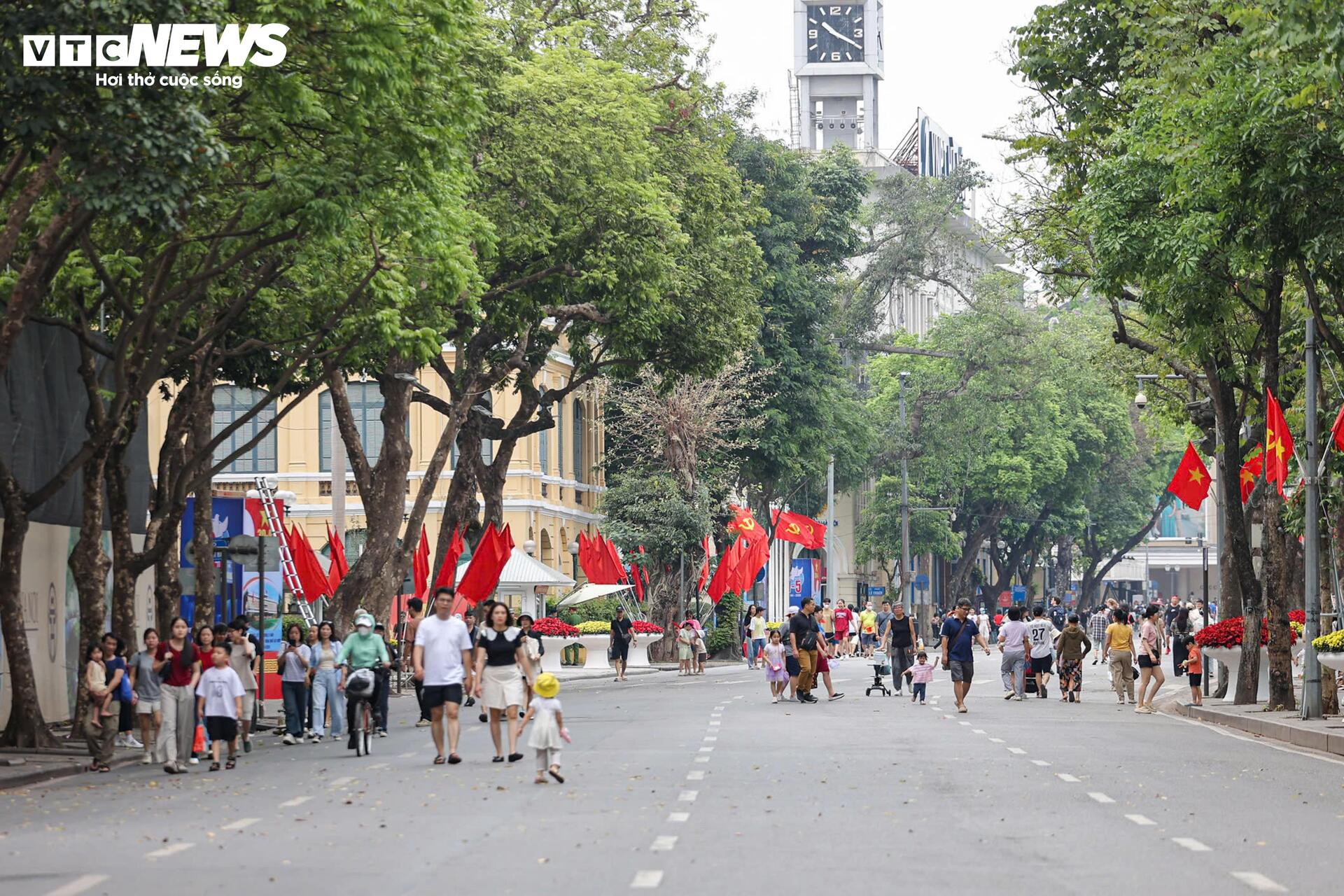 Phố đi bộ Hồ Gươm 2026 sạch b&oacute;ng h&agrave;ng rong , vỉa h&egrave; th&ocirc;ng tho&aacute;ng bất ngờ - Ảnh 16.