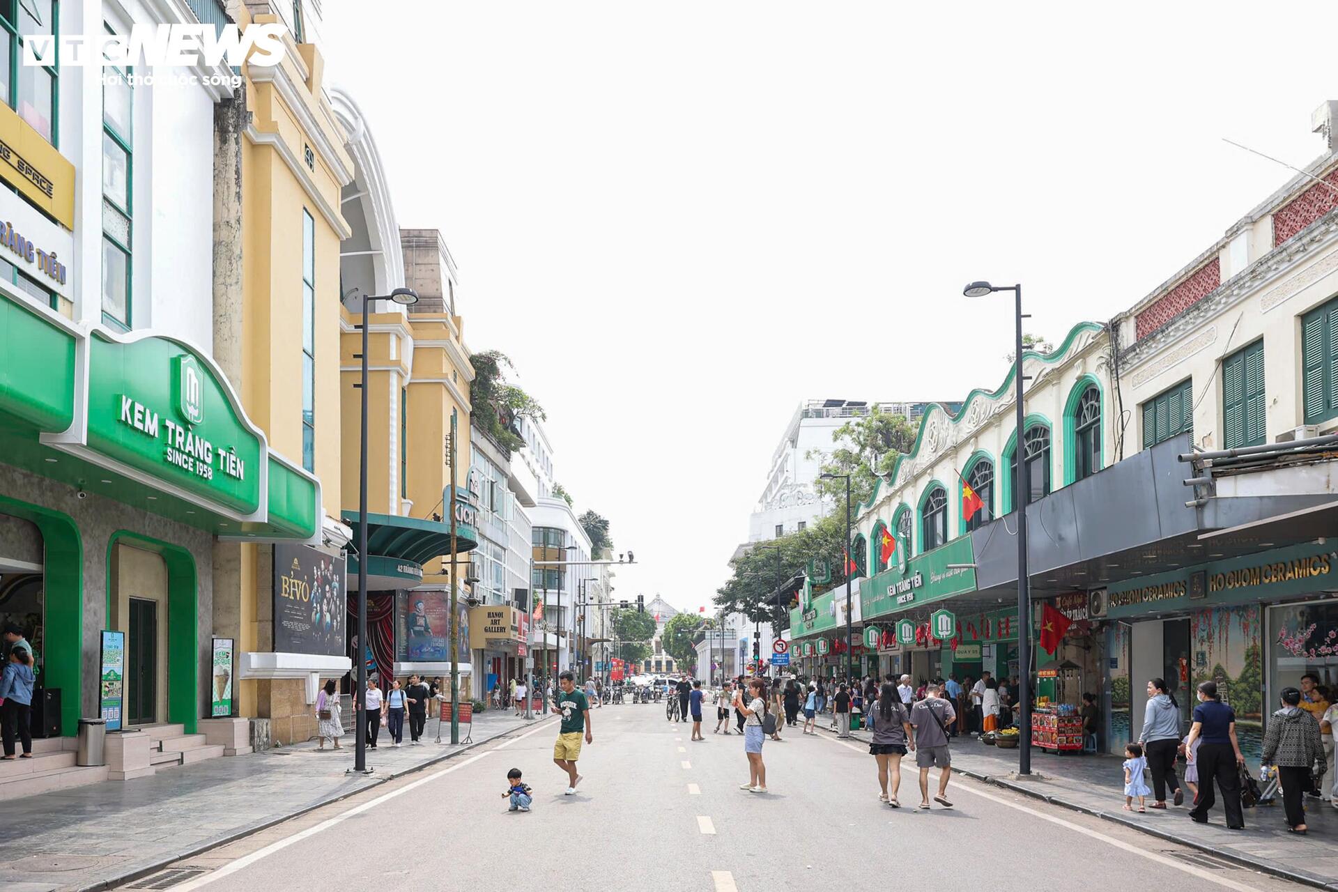 Phố đi bộ Hồ Gươm 2026 sạch b&oacute;ng h&agrave;ng rong , vỉa h&egrave; th&ocirc;ng tho&aacute;ng bất ngờ - Ảnh 17.