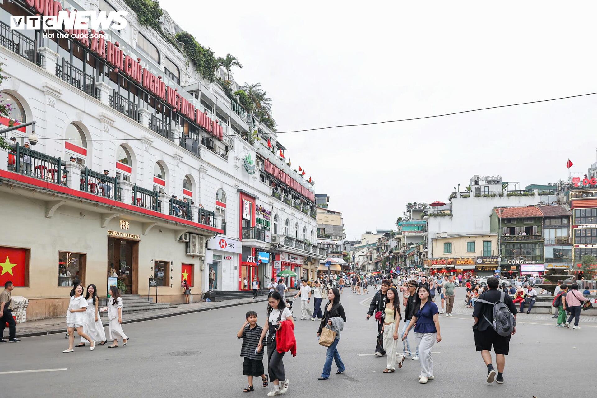 Phố đi bộ Hồ Gươm 2026 sạch b&oacute;ng h&agrave;ng rong , vỉa h&egrave; th&ocirc;ng tho&aacute;ng bất ngờ - Ảnh 2.