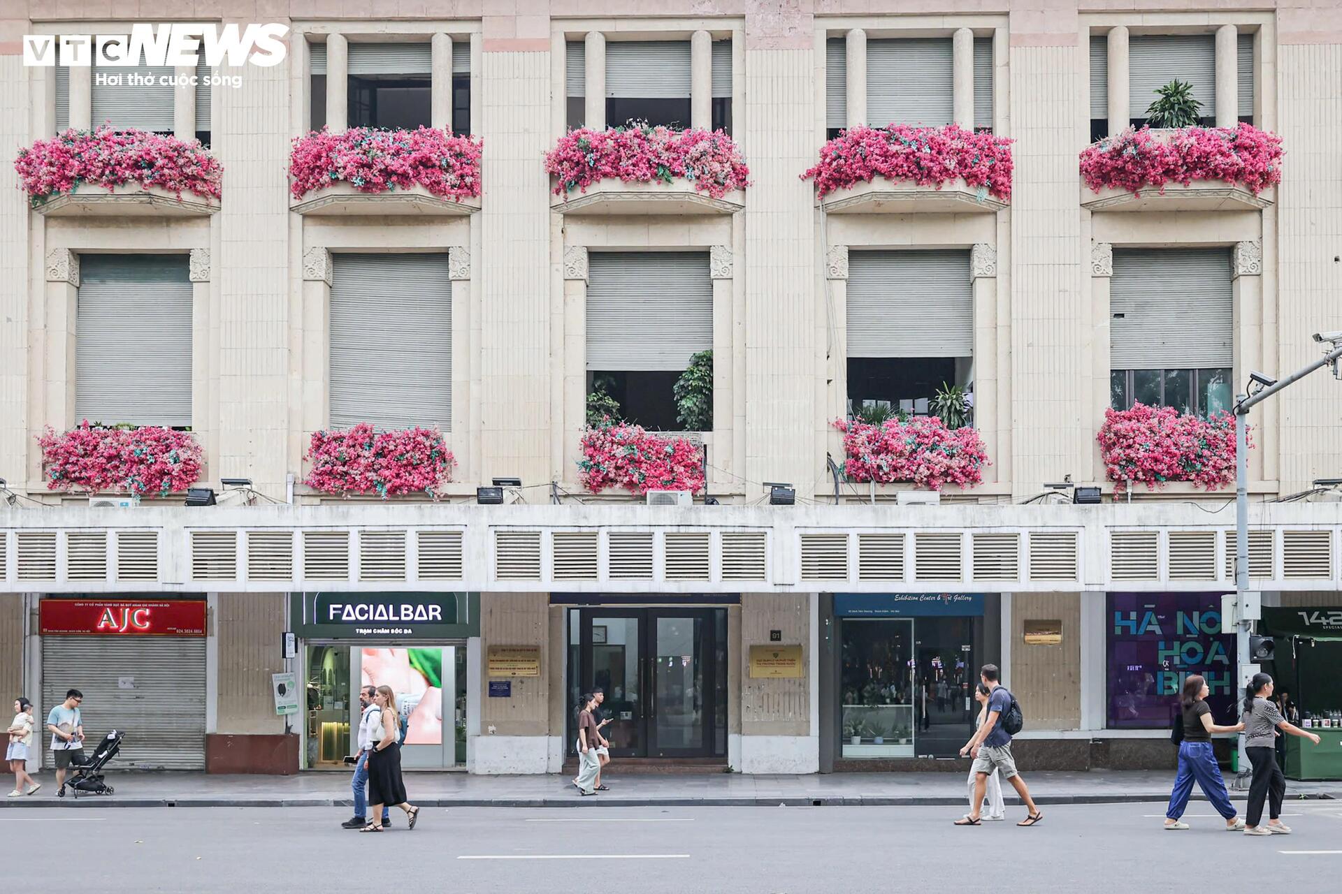 Phố đi bộ Hồ Gươm 2026 sạch b&oacute;ng h&agrave;ng rong , vỉa h&egrave; th&ocirc;ng tho&aacute;ng bất ngờ - Ảnh 1.