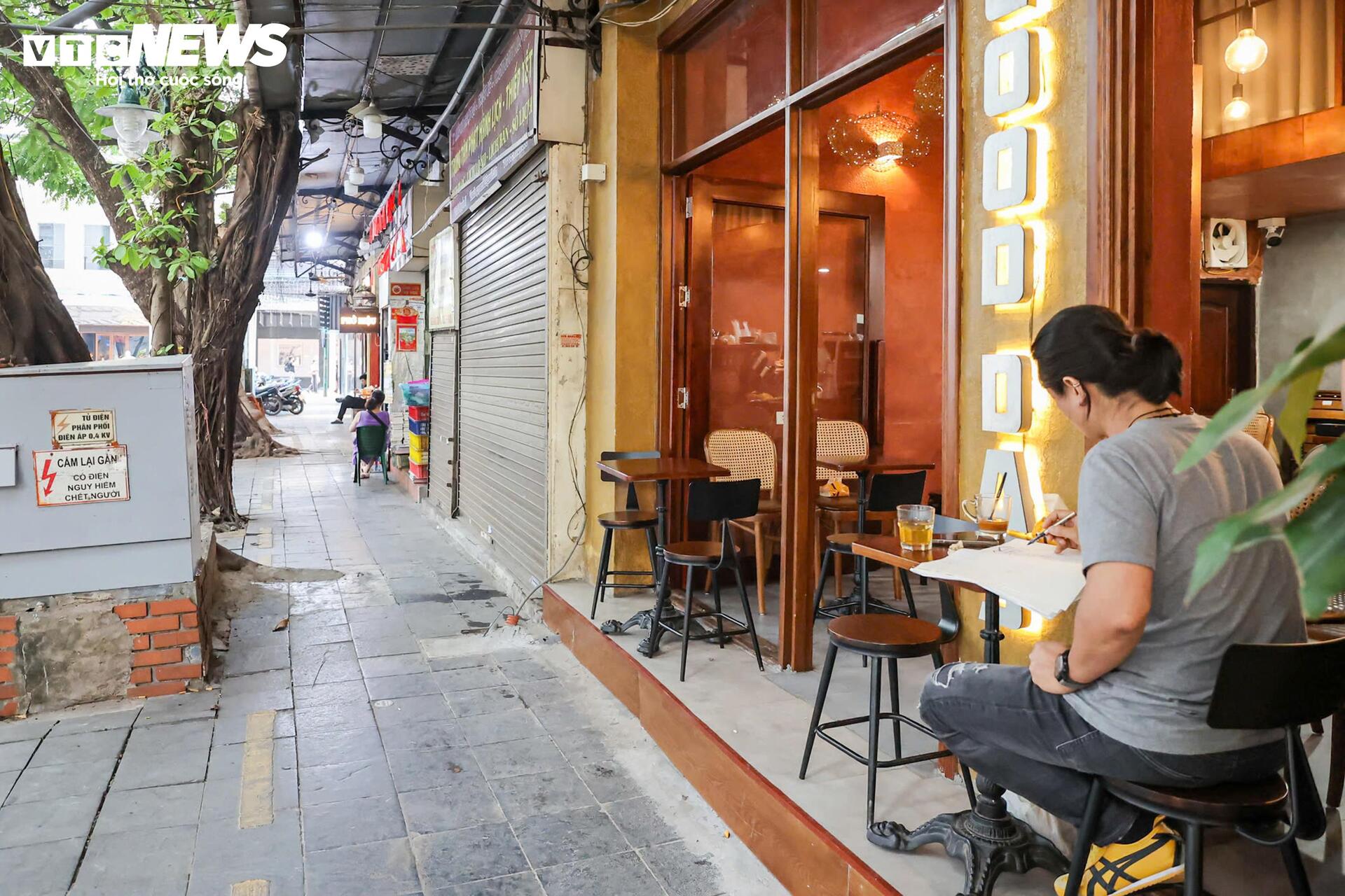 Phố đi bộ Hồ Gươm 2026 sạch b&oacute;ng h&agrave;ng rong , vỉa h&egrave; th&ocirc;ng tho&aacute;ng bất ngờ - Ảnh 4.