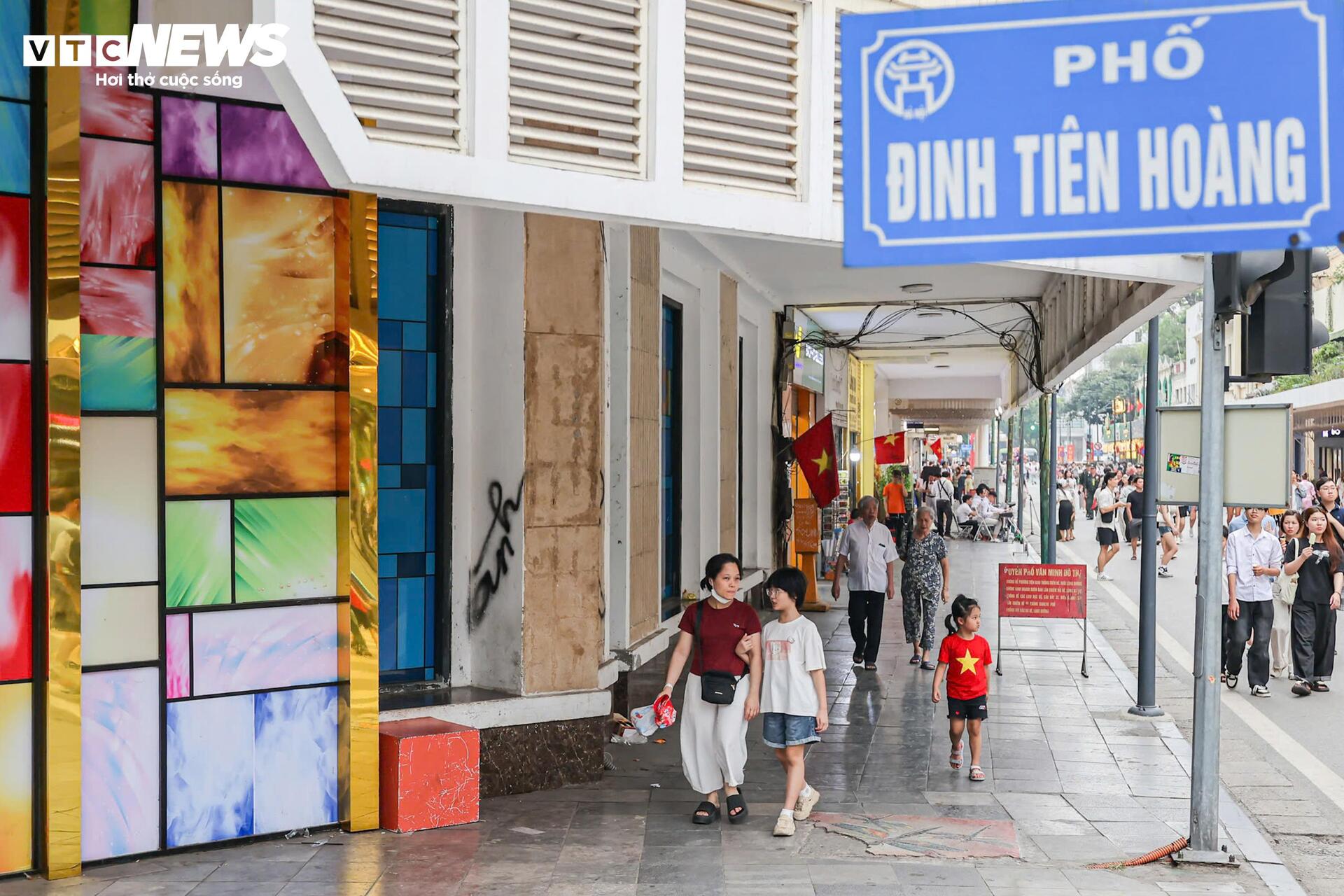 Phố đi bộ Hồ Gươm 2026 sạch b&oacute;ng h&agrave;ng rong , vỉa h&egrave; th&ocirc;ng tho&aacute;ng bất ngờ - Ảnh 3.