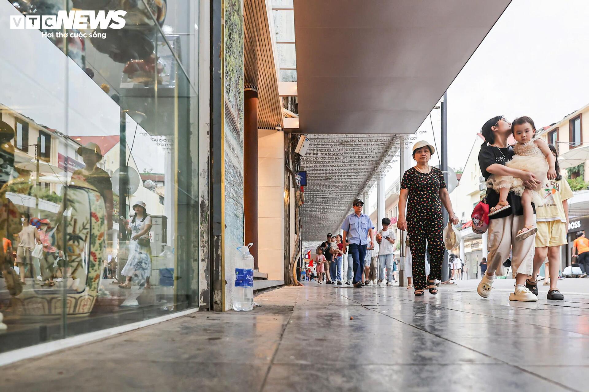 Phố đi bộ Hồ Gươm 2026 sạch b&oacute;ng h&agrave;ng rong , vỉa h&egrave; th&ocirc;ng tho&aacute;ng bất ngờ - Ảnh 5.