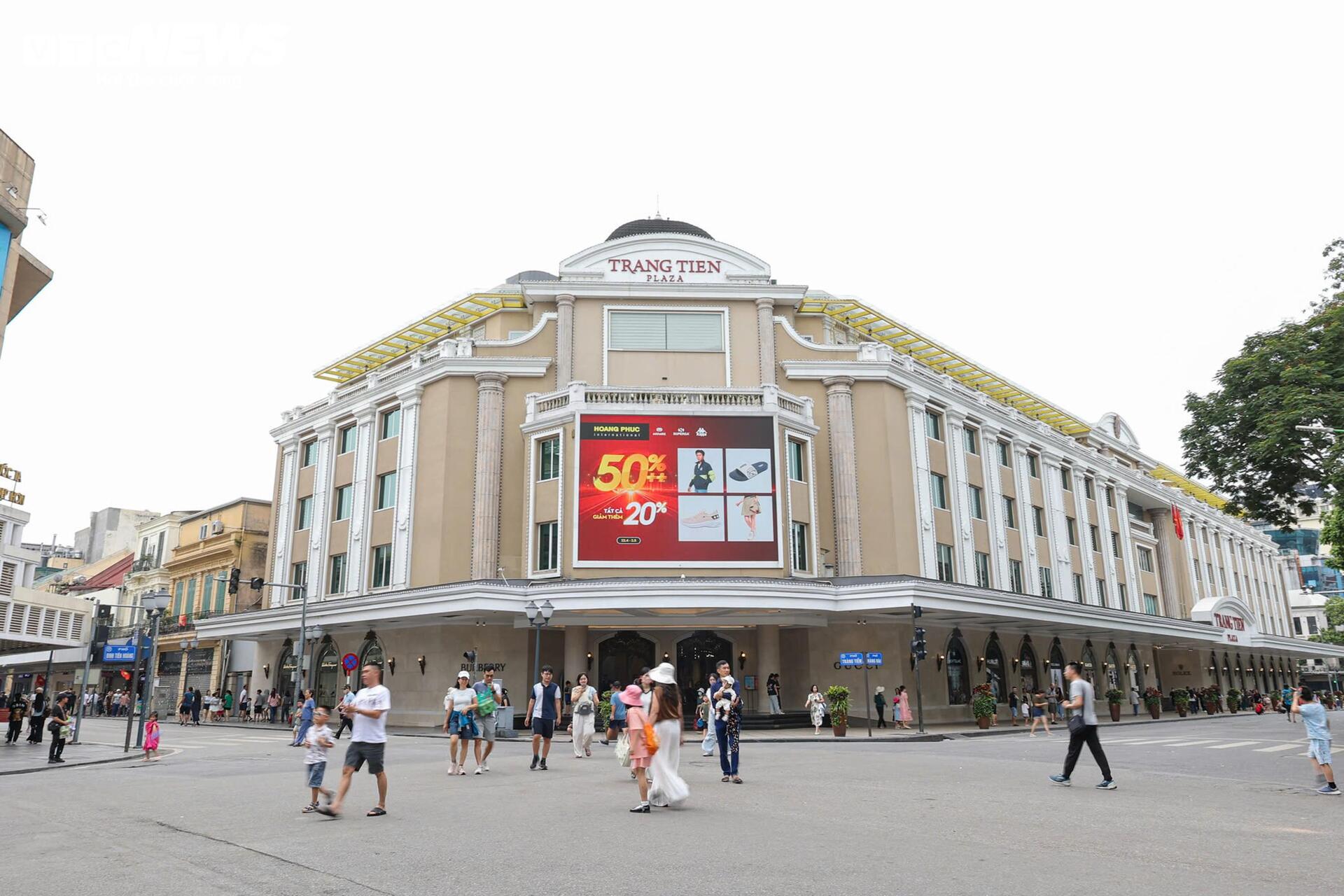 Phố đi bộ Hồ Gươm 2026 sạch b&oacute;ng h&agrave;ng rong , vỉa h&egrave; th&ocirc;ng tho&aacute;ng bất ngờ - Ảnh 6.