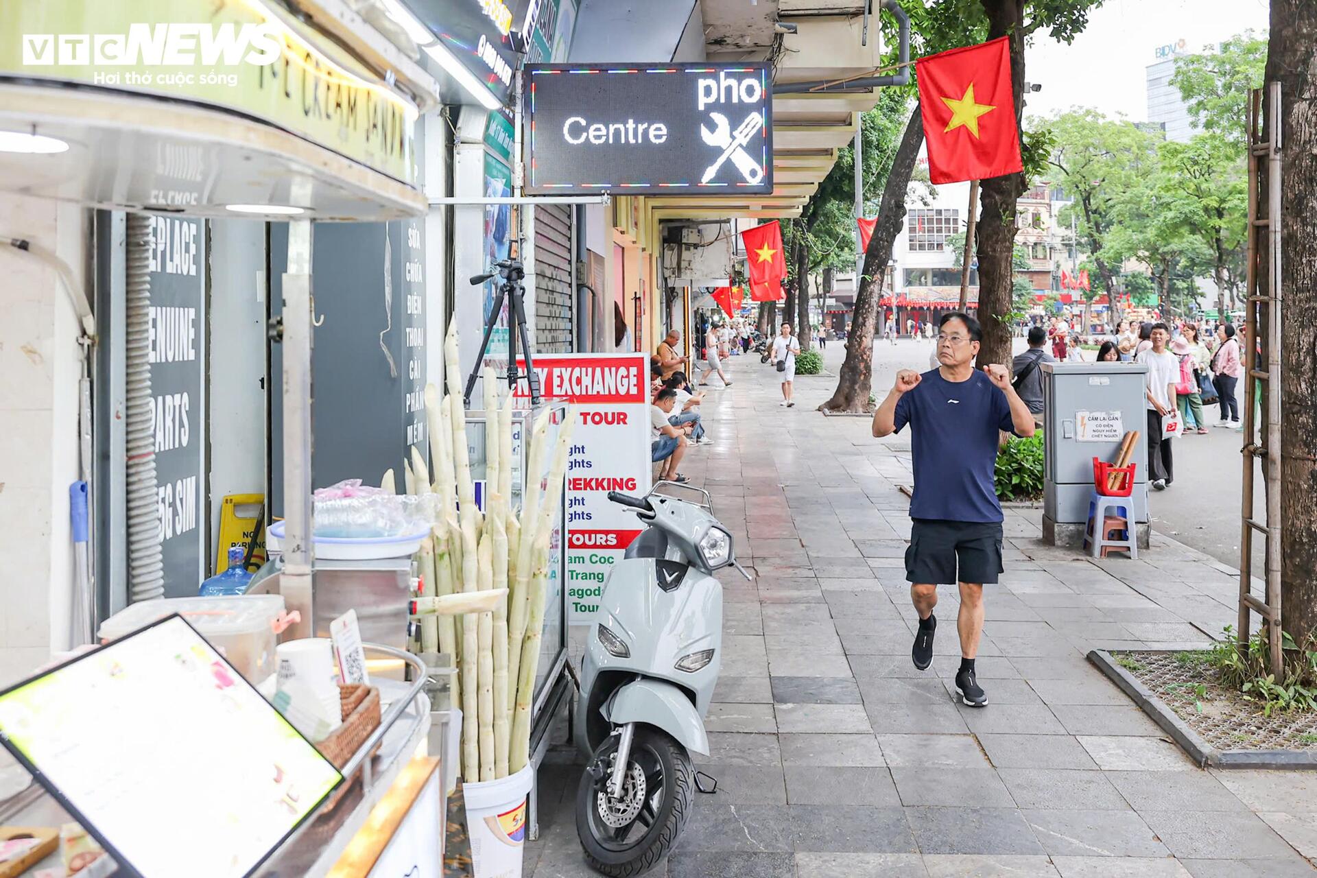 Phố đi bộ Hồ Gươm 2026 sạch b&oacute;ng h&agrave;ng rong , vỉa h&egrave; th&ocirc;ng tho&aacute;ng bất ngờ - Ảnh 7.