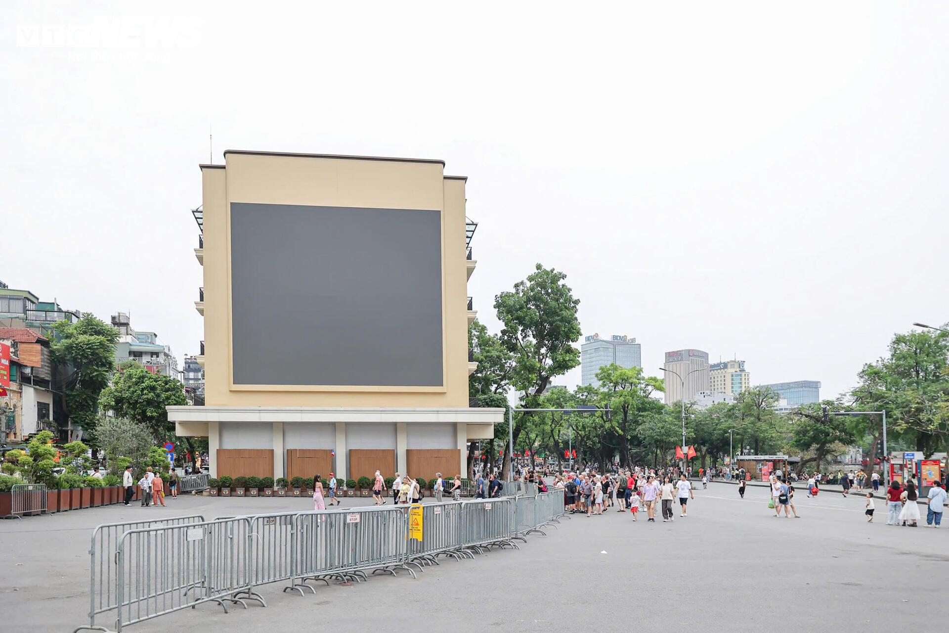 Phố đi bộ Hồ Gươm 2026 sạch b&oacute;ng h&agrave;ng rong , vỉa h&egrave; th&ocirc;ng tho&aacute;ng bất ngờ - Ảnh 8.