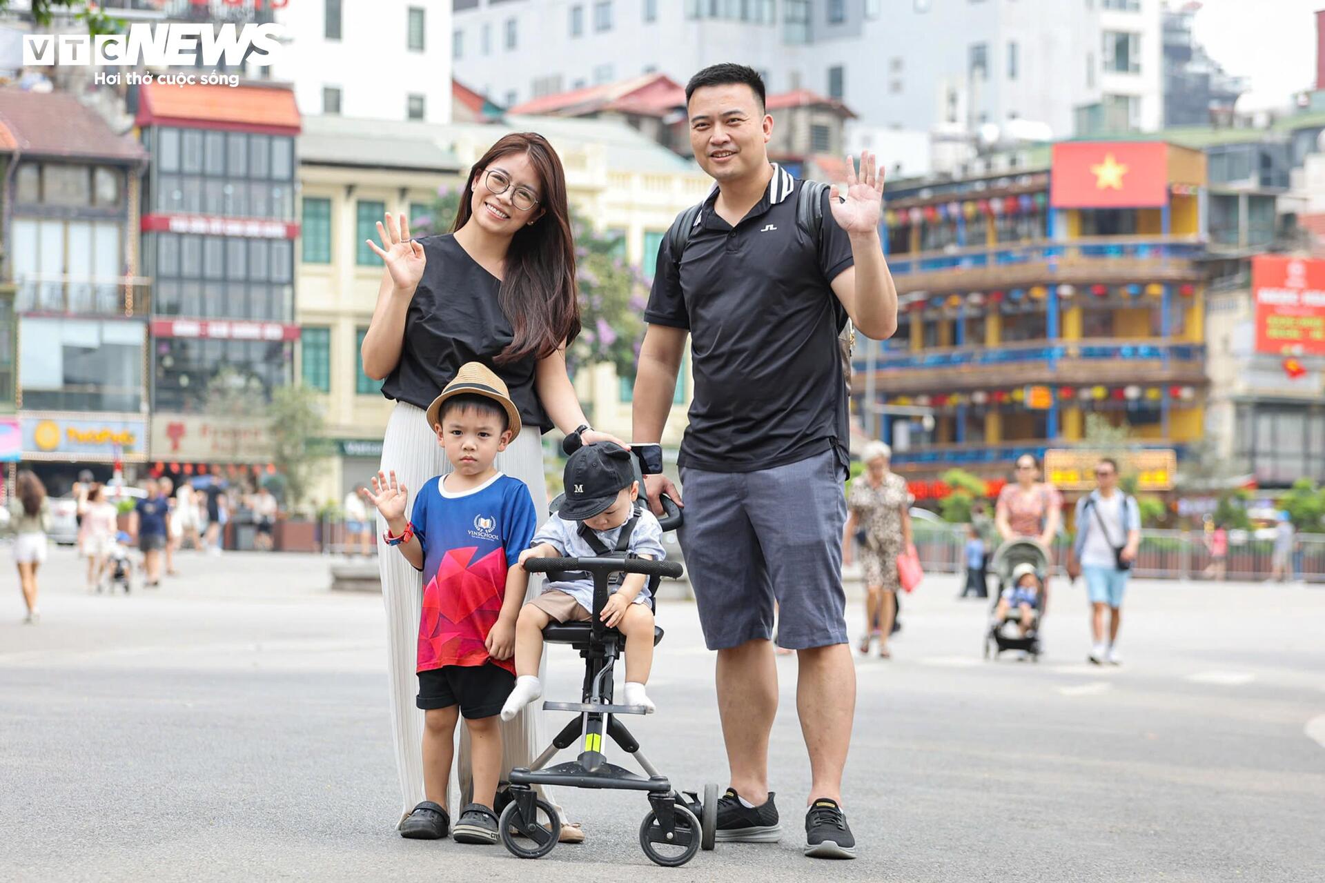 Phố đi bộ Hồ Gươm 2026 sạch b&oacute;ng h&agrave;ng rong , vỉa h&egrave; th&ocirc;ng tho&aacute;ng bất ngờ - Ảnh 9.