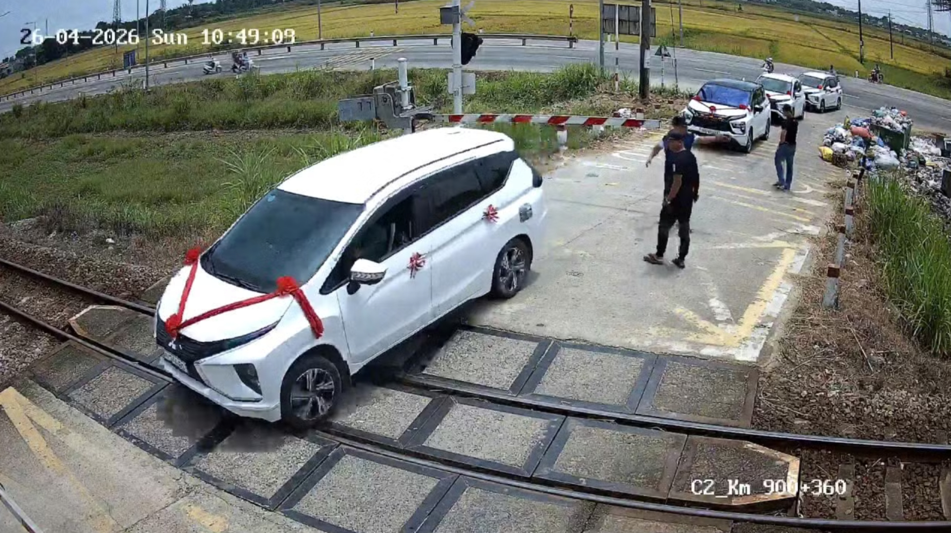 Xe rước d&acirc;u vượt r&agrave;o chắn , mắc kẹt tr&ecirc;n đường ray ở Quảng Ng&atilde;i - Ảnh 1.