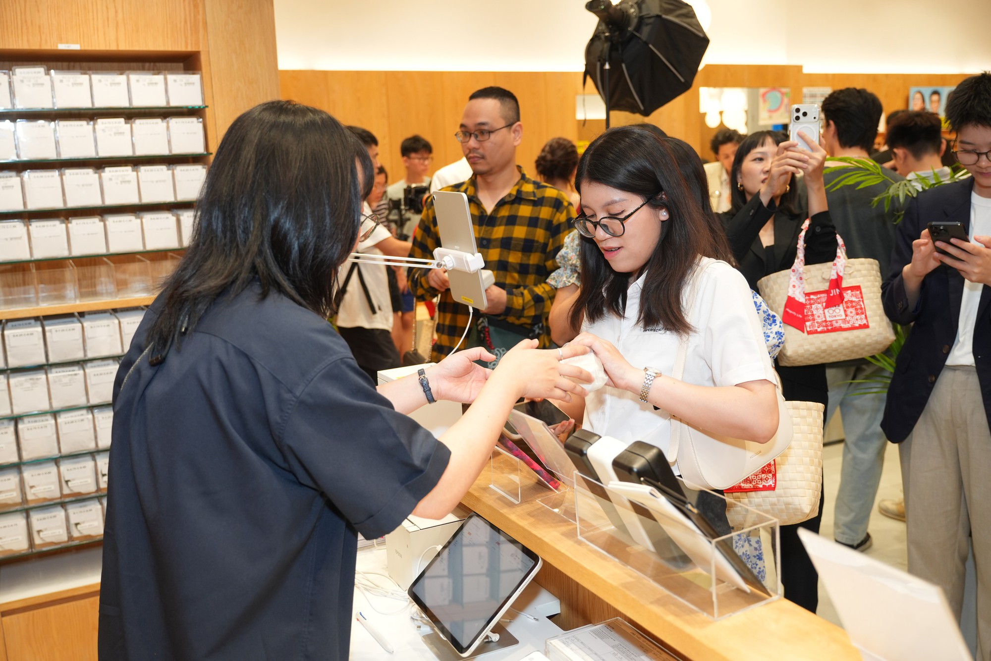 Một địa chỉ mới cho t&iacute;n đồ thời trang H&agrave; Nội: Cửa h&agrave;ng k&iacute;nh Nhật vừa khai trương g&acirc;y ấn tượng với thiết kế tinh tế- Ảnh 7.