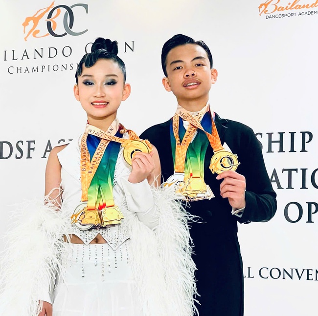 Con g&aacute;i 12 tuổi của trưởng nh&oacute;m Big Toe gi&agrave;nh cơn mưa giải thưởng Dancesport- Ảnh 2.