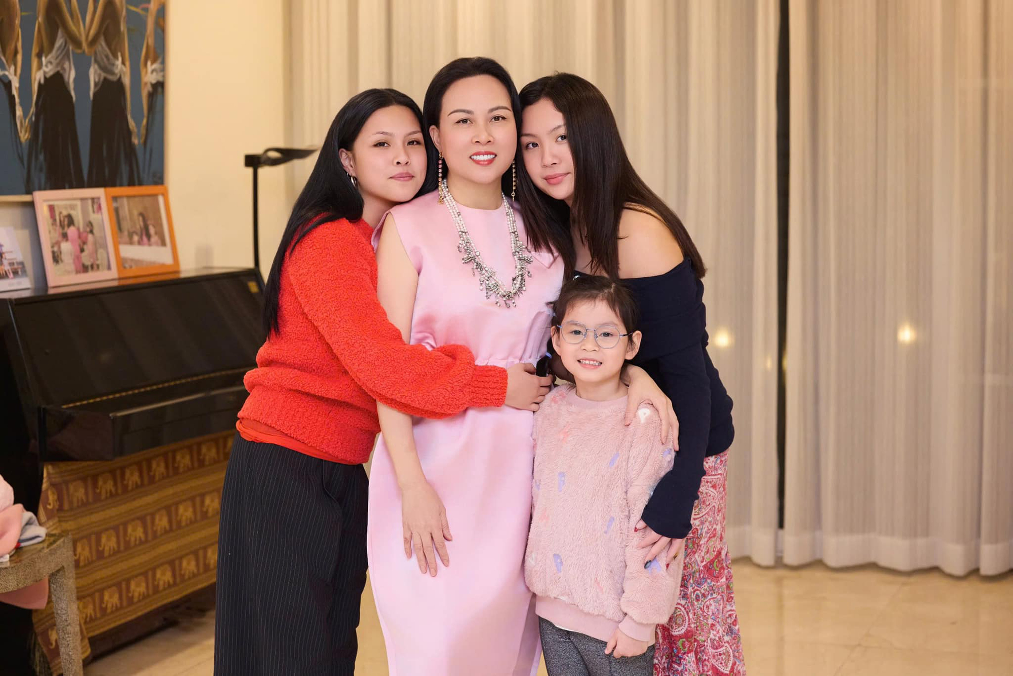 Cuộc sống vi&ecirc;n m&atilde;n ở tuổi U50 của Phượng Chanel: Sống độc th&acirc;n vui vẻ, t&agrave;i sản lớn nhất l&agrave; 3 c&ocirc; con g&aacute;i xinh đẹp v&agrave; ngoan ngo&atilde;n - Ảnh 2.