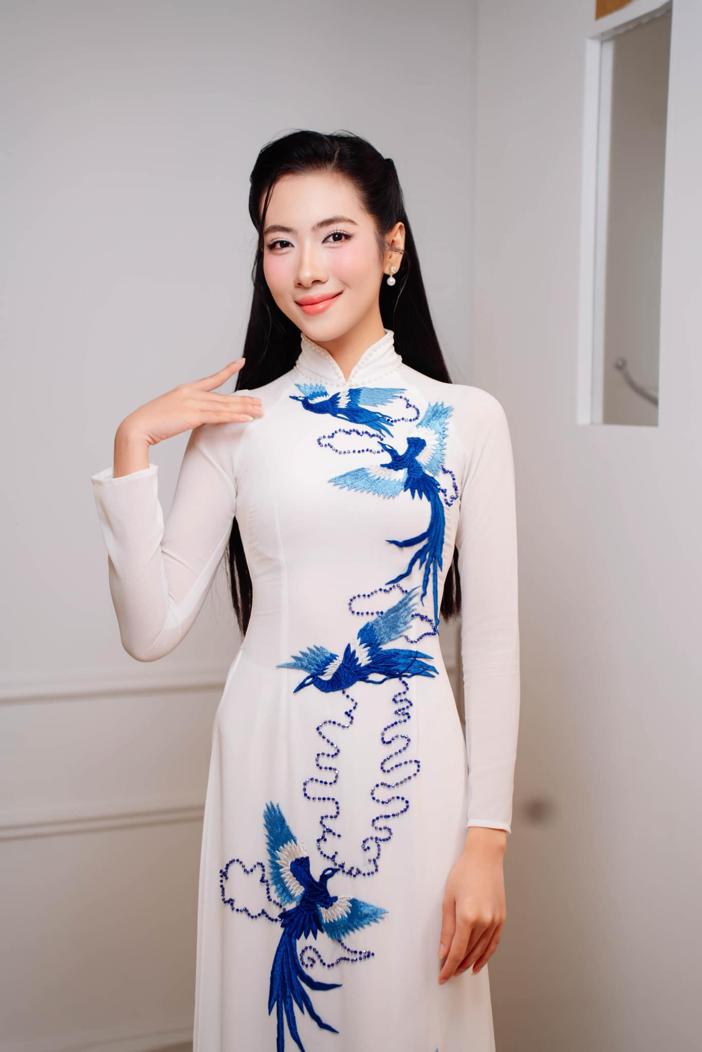 C&ocirc; g&aacute;i đổi giọng h&aacute;t lấy nhan sắc: &Aacute; kh&ocirc;i Nguyễn Viết H&ograve;ai Nam g&acirc;y sốt lễ tốt nghiệp 2026 - Ảnh 7.