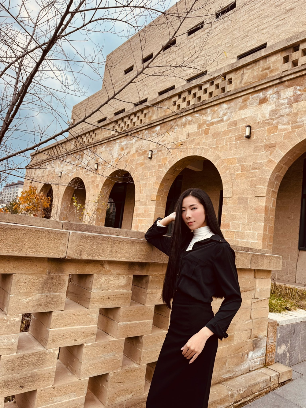 C&ocirc; g&aacute;i đổi giọng h&aacute;t lấy nhan sắc: &Aacute; kh&ocirc;i Nguyễn Viết H&ograve;ai Nam g&acirc;y sốt lễ tốt nghiệp 2026 - Ảnh 6.