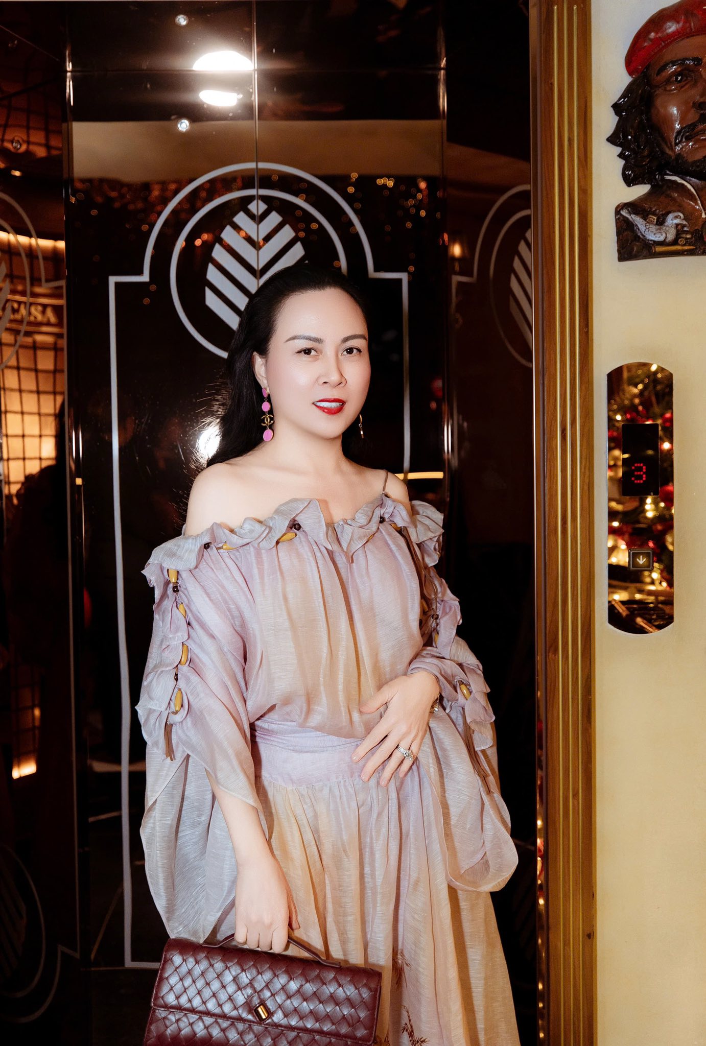 Cuộc sống vi&ecirc;n m&atilde;n ở tuổi U50 của Phượng Chanel: Sống độc th&acirc;n vui vẻ, t&agrave;i sản lớn nhất l&agrave; 3 c&ocirc; con g&aacute;i xinh đẹp v&agrave; ngoan ngo&atilde;n - Ảnh 5.