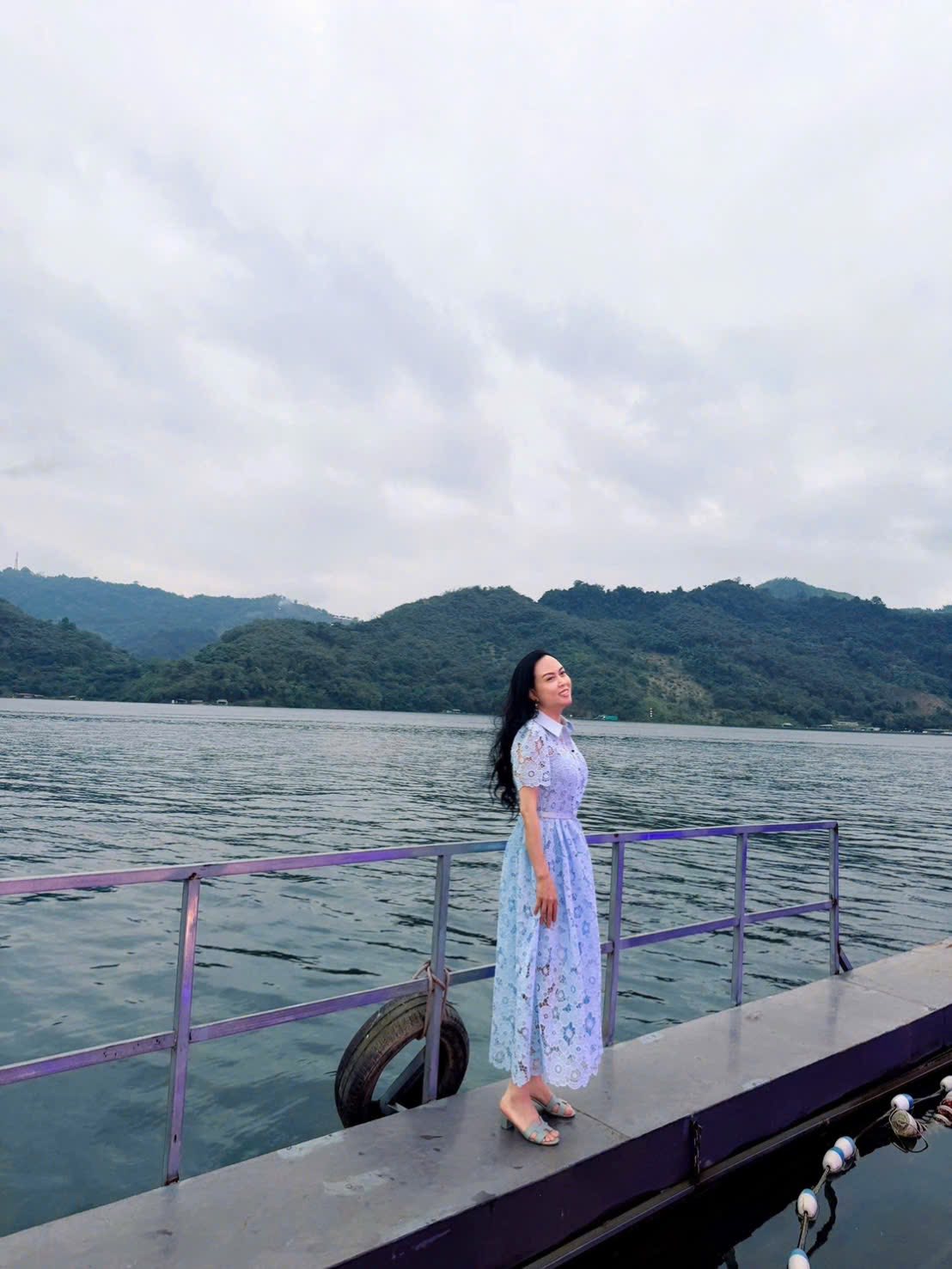 Cuộc sống vi&ecirc;n m&atilde;n ở tuổi U50 của Phượng Chanel: Sống độc th&acirc;n vui vẻ, t&agrave;i sản lớn nhất l&agrave; 3 c&ocirc; con g&aacute;i xinh đẹp v&agrave; ngoan ngo&atilde;n - Ảnh 4.