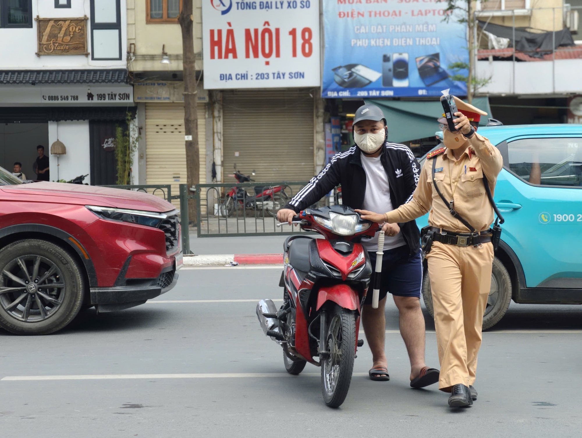 Tất cả người tham gia giao th&ocirc;ng ở H&agrave; Nội ch&uacute; &yacute; - Ảnh 3.