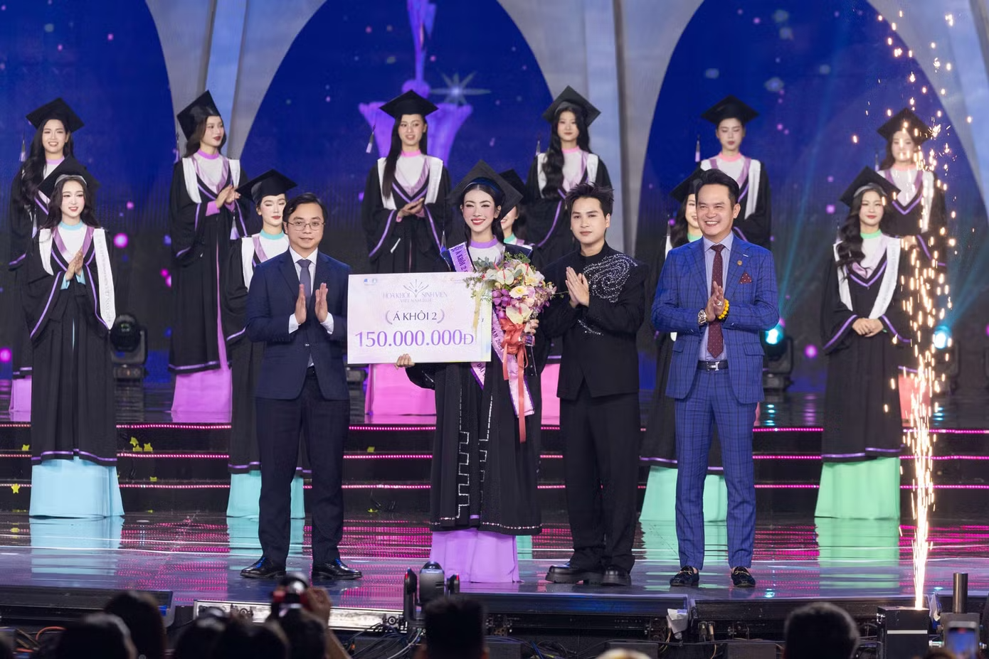 C&ocirc; g&aacute;i đổi giọng h&aacute;t lấy nhan sắc: &Aacute; kh&ocirc;i Nguyễn Viết H&ograve;ai Nam g&acirc;y sốt lễ tốt nghiệp 2026 - Ảnh 3.