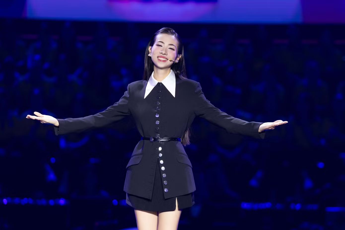 C&ocirc; g&aacute;i đổi giọng h&aacute;t lấy nhan sắc: &Aacute; kh&ocirc;i Nguyễn Viết H&ograve;ai Nam g&acirc;y sốt lễ tốt nghiệp 2026 - Ảnh 4.