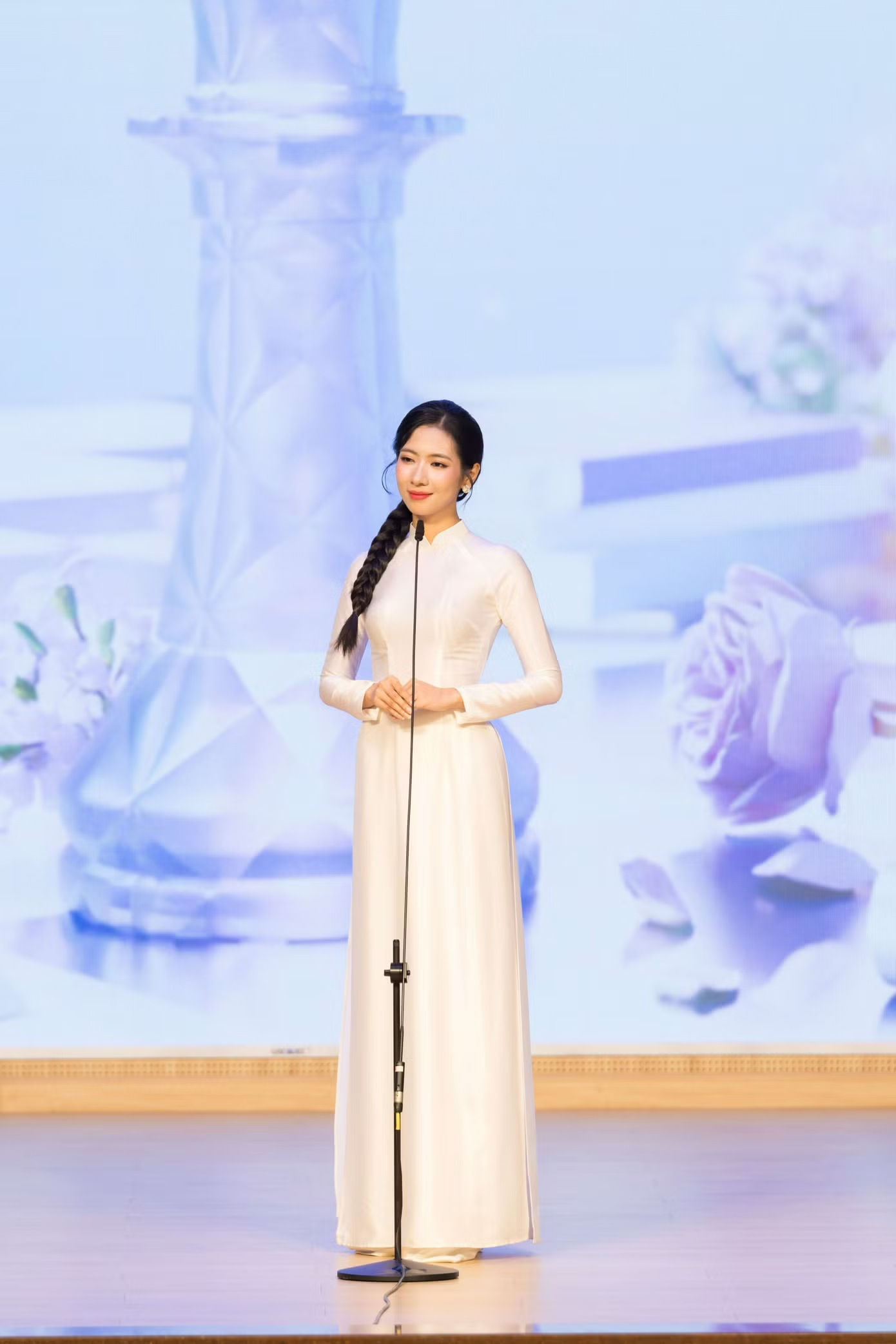 C&ocirc; g&aacute;i đổi giọng h&aacute;t lấy nhan sắc: &Aacute; kh&ocirc;i Nguyễn Viết H&ograve;ai Nam g&acirc;y sốt lễ tốt nghiệp 2026 - Ảnh 5.