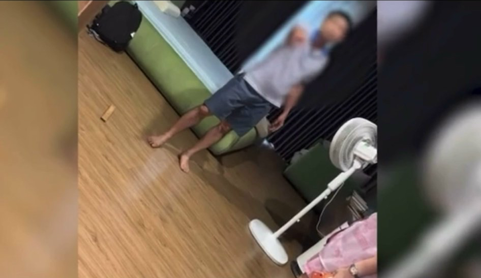 C&ocirc;ng an l&agrave;m việc với chủ nh&agrave; vụ thợ kh&oacute;a bị đe dọa h&agrave;nh hung g&acirc;y x&ocirc;n xao mạng x&atilde; hội - Ảnh 1.