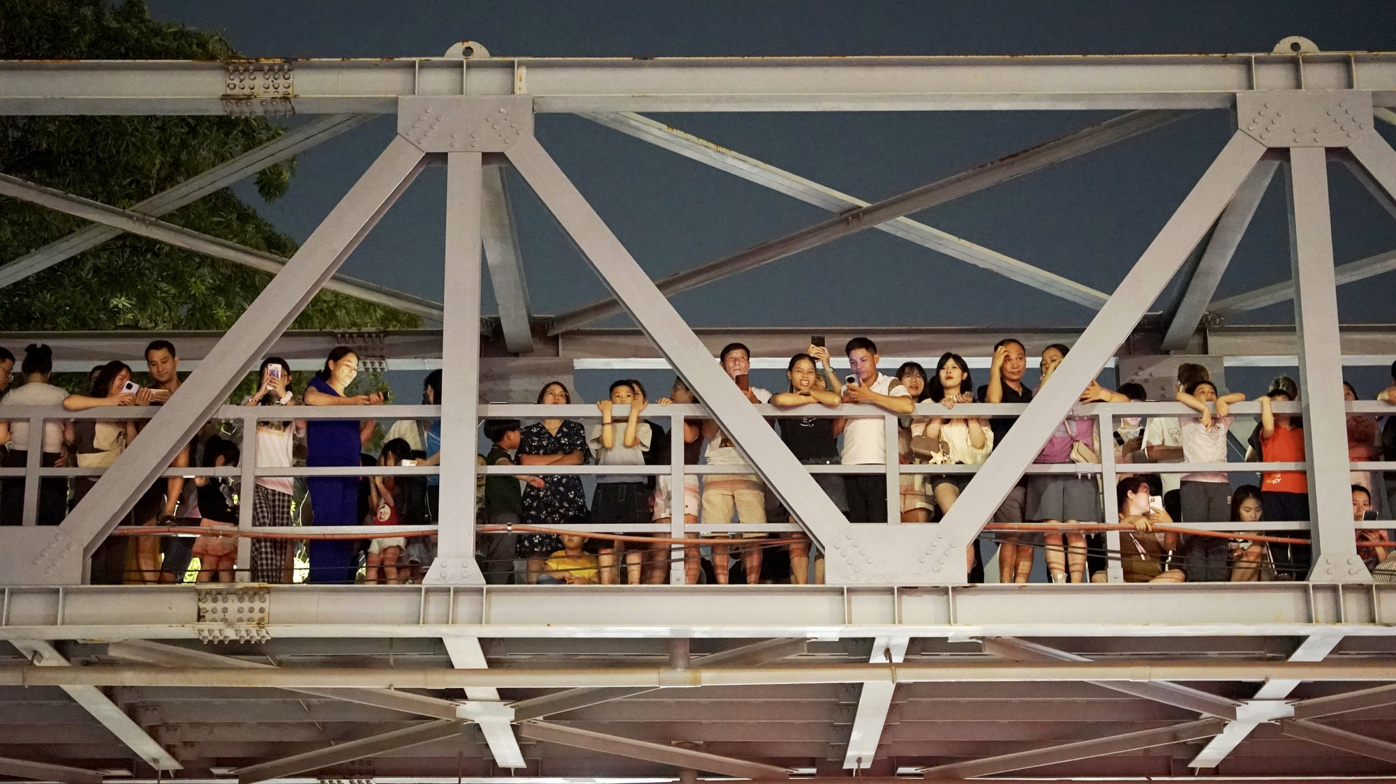 &Acirc;m vang Tổ quốc 2026: Đ&ecirc;m nghệ thuật rực rỡ tại s&acirc;n vận động Quốc gia Mỹ Đ&igrave;nh - Ảnh 11.