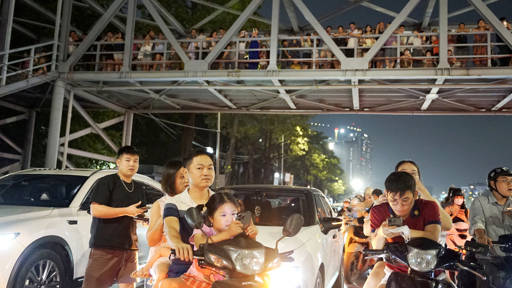 &Acirc;m vang Tổ quốc 2026: Đ&ecirc;m nghệ thuật rực rỡ tại s&acirc;n vận động Quốc gia Mỹ Đ&igrave;nh - Ảnh 12.