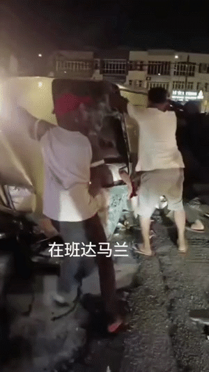 T&agrave;i xế gặp nạn rồi tử vong sau khi được người đi đường trợ gi&uacute;p, clip hiện trường g&acirc;y tranh c&atilde;i - Ảnh 2.