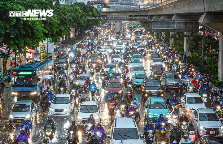 Miền Bắc mưa lớn, nguy cơ d&ocirc;ng lốc v&agrave; ngập lụt trong những ng&agrave;y tới - Ảnh 1.