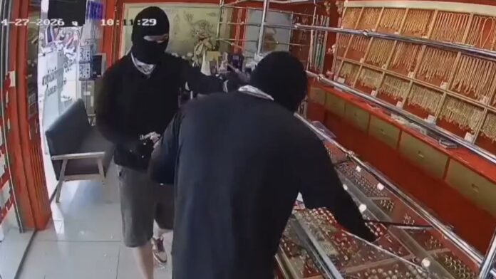 Hai du kh&aacute;ch Trung Quốc cướp tiệm v&agrave;ng Th&aacute;i Lan chỉ trong 30 gi&acirc;y - Ảnh 1.