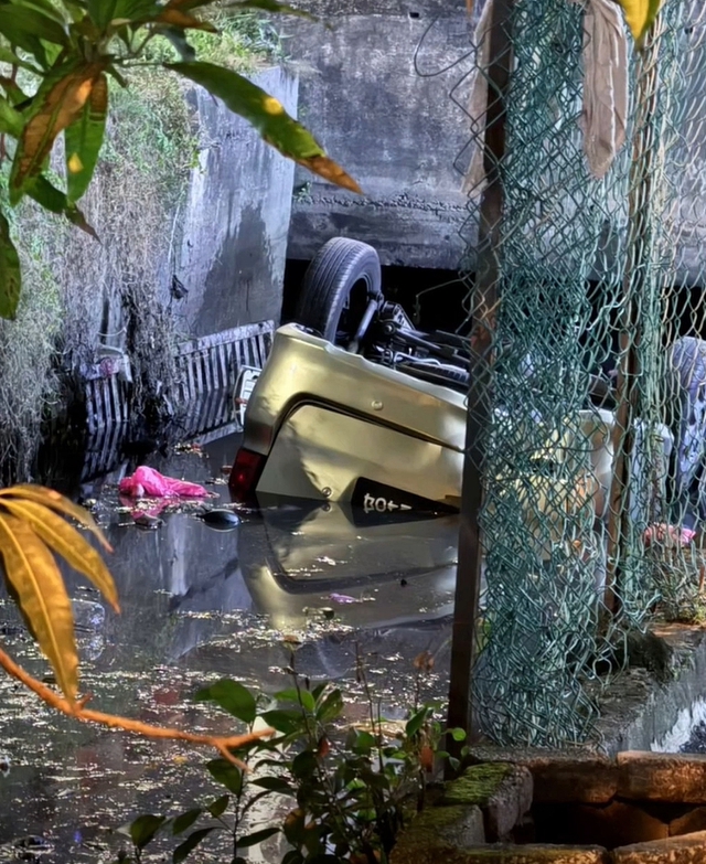 T&agrave;i xế gặp nạn rồi tử vong sau khi được người đi đường trợ gi&uacute;p, clip hiện trường g&acirc;y tranh c&atilde;i - Ảnh 3.