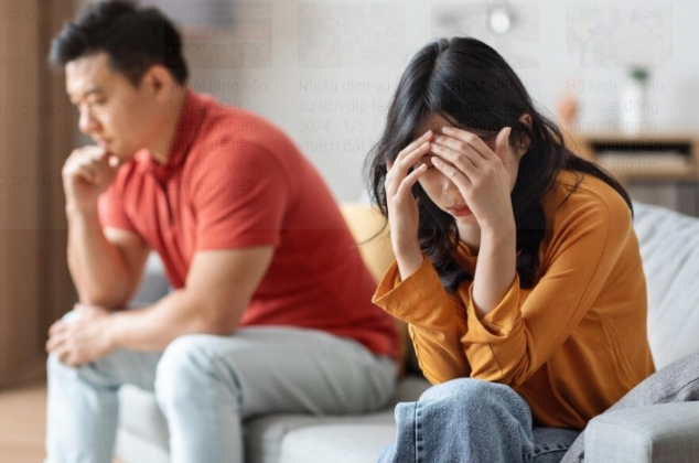 Mở điện thoại cũ của chồng sau 4 năm, t&ocirc;i 