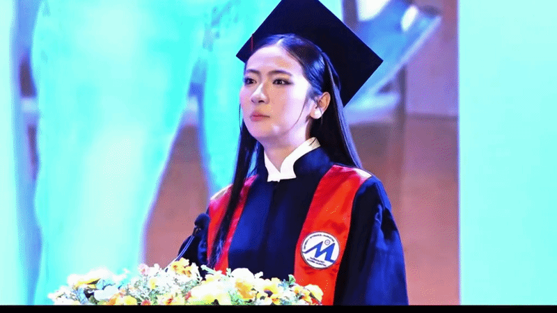 C&ocirc; g&aacute;i đổi giọng h&aacute;t lấy nhan sắc: &Aacute; kh&ocirc;i Nguyễn Viết H&ograve;ai Nam g&acirc;y sốt lễ tốt nghiệp 2026 - Ảnh 2.