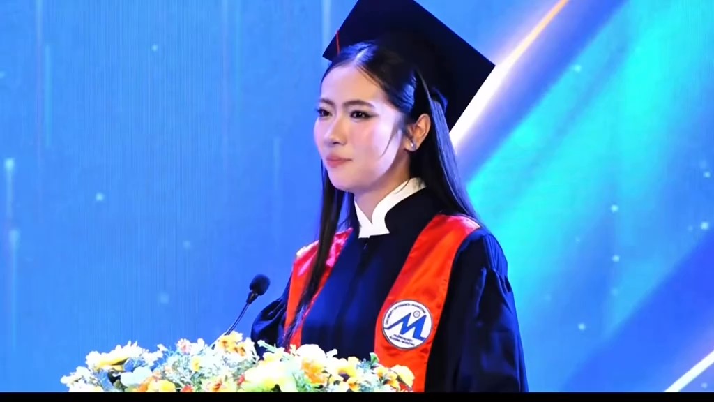 C&ocirc; g&aacute;i đổi giọng h&aacute;t lấy nhan sắc: &Aacute; kh&ocirc;i Nguyễn Viết H&ograve;ai Nam g&acirc;y sốt lễ tốt nghiệp 2026 - Ảnh 1.