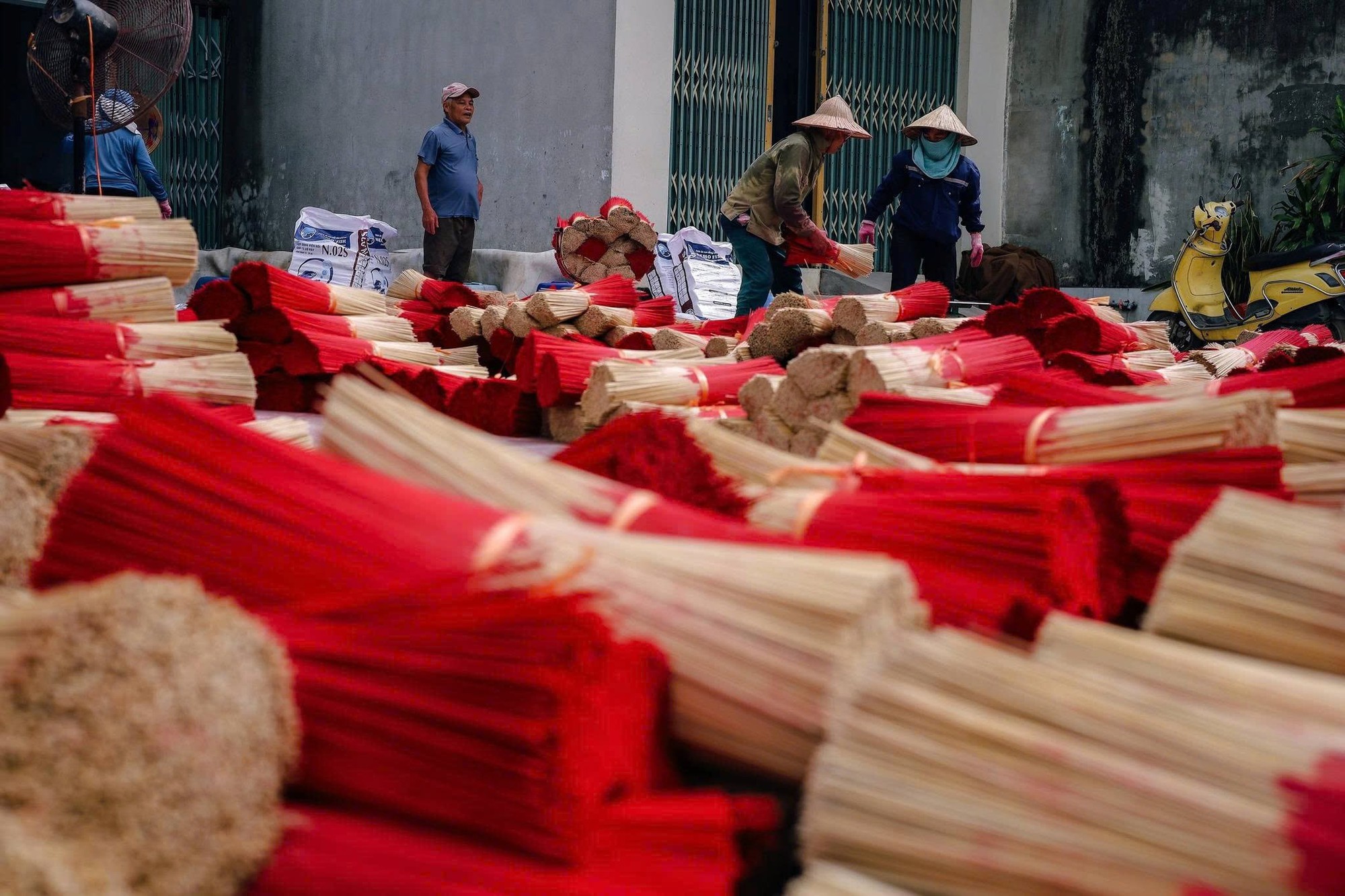 Kh&aacute;m ph&aacute; l&agrave;ng tăm hương Quảng Ph&uacute; Cầu đẹp như tranh gần H&agrave; Nội 2026 - Ảnh 3.