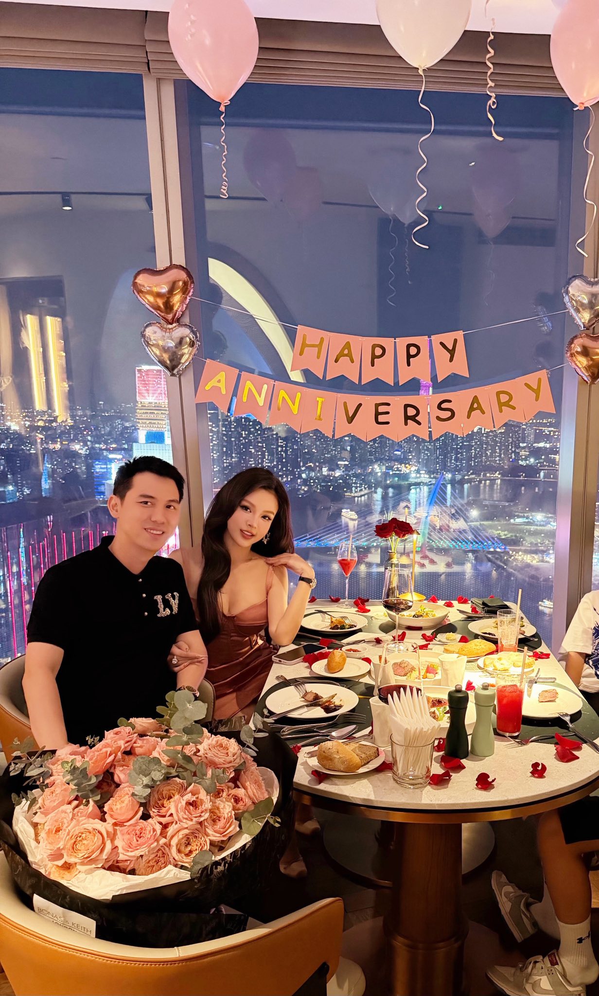 Ph&uacute; b&agrave; showbiz Việt khoe body bốc lửa ở tuổi U40: 