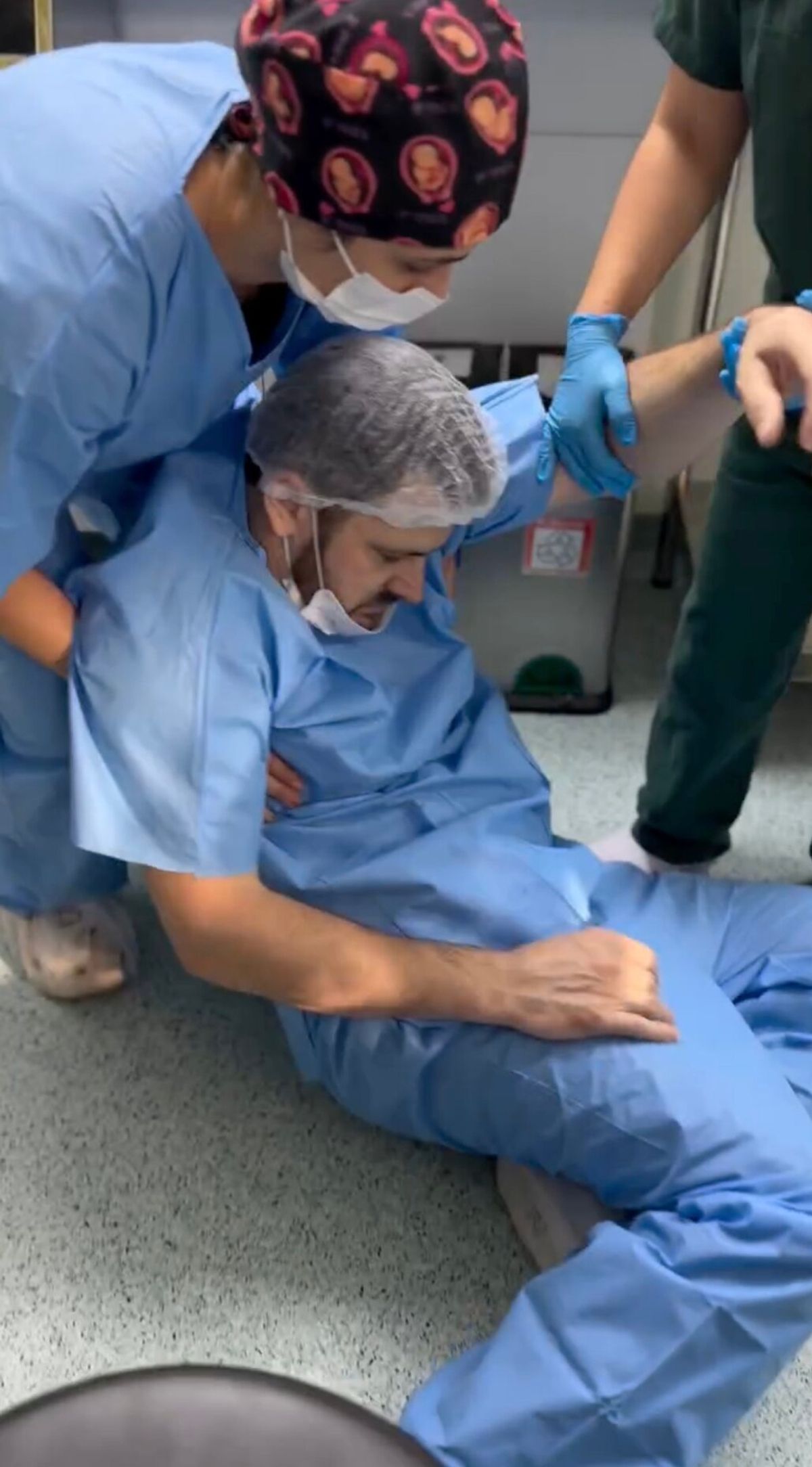 Khoảnh khắc bất ngờ của cha ngất xỉu khi vợ sinh con tại ph&ograve;ng mổ - Ảnh 2.