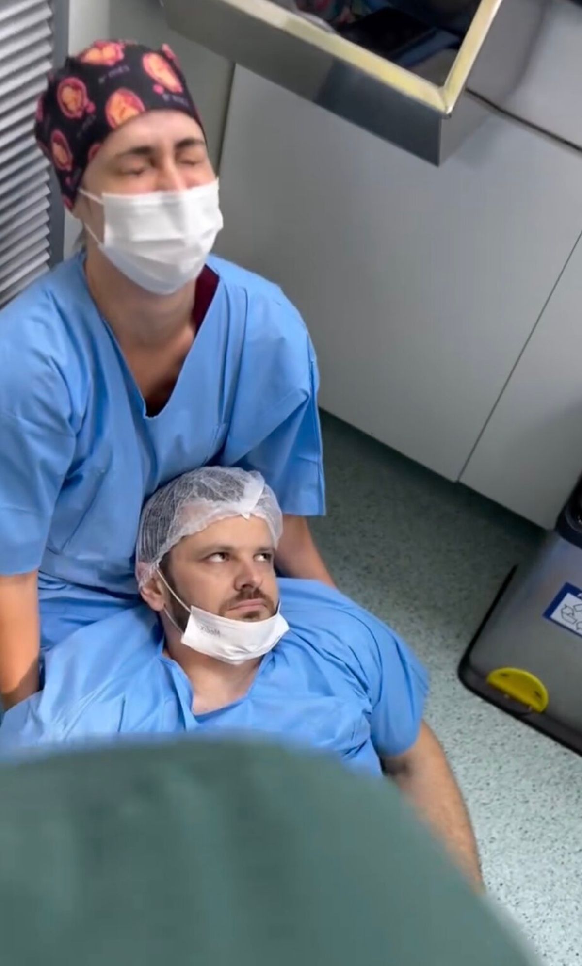 Khoảnh khắc bất ngờ của cha ngất xỉu khi vợ sinh con tại ph&ograve;ng mổ - Ảnh 1.