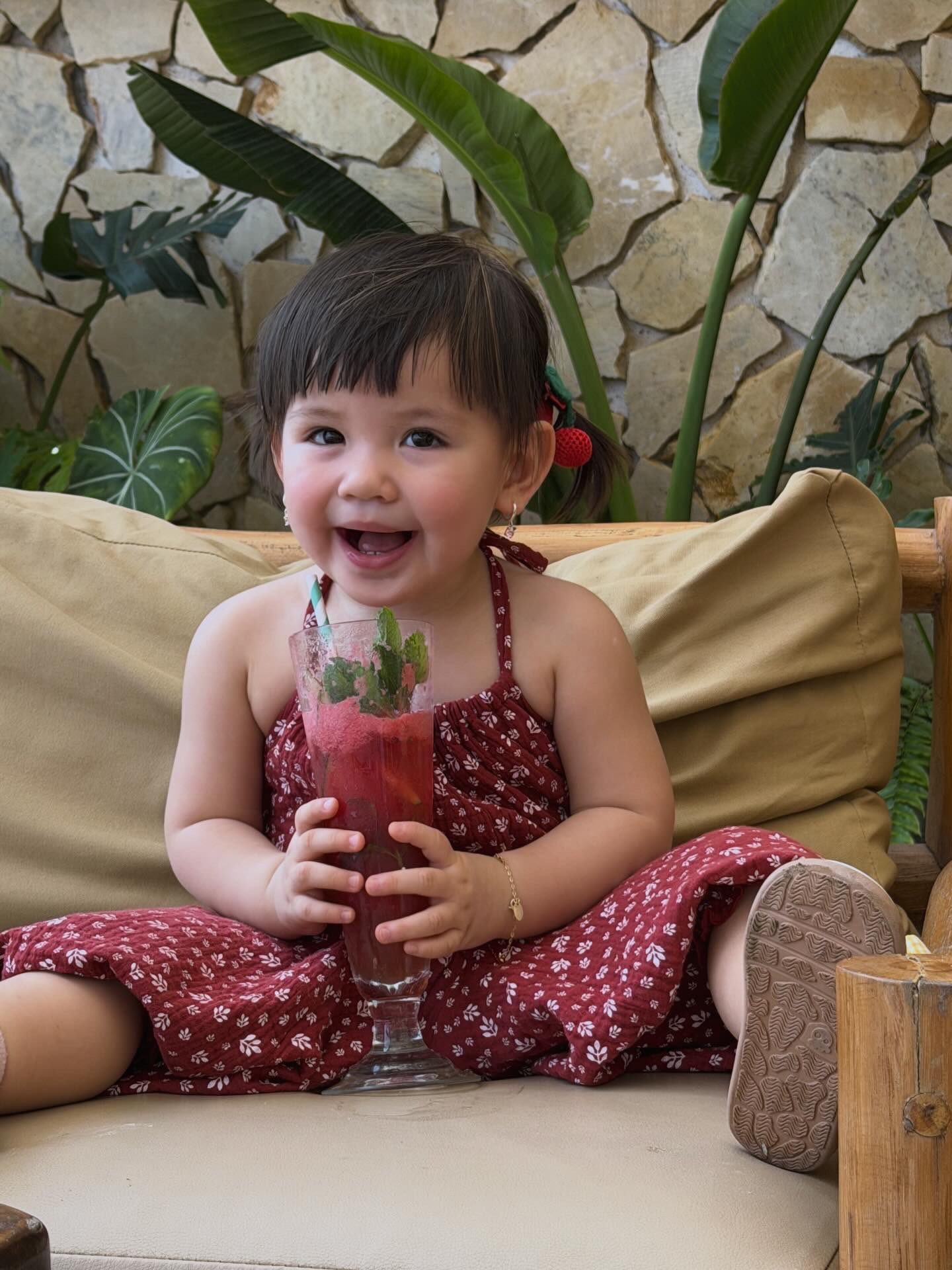 B&eacute; Cốm - con g&aacute;i TikToker Long Chun g&acirc;y sốt v&igrave; vẻ ngo&agrave;i xinh xắn, nết ăn cưng đến mức mẹ n&agrave;o cũng muốn xin v&iacute;a!- Ảnh 3.