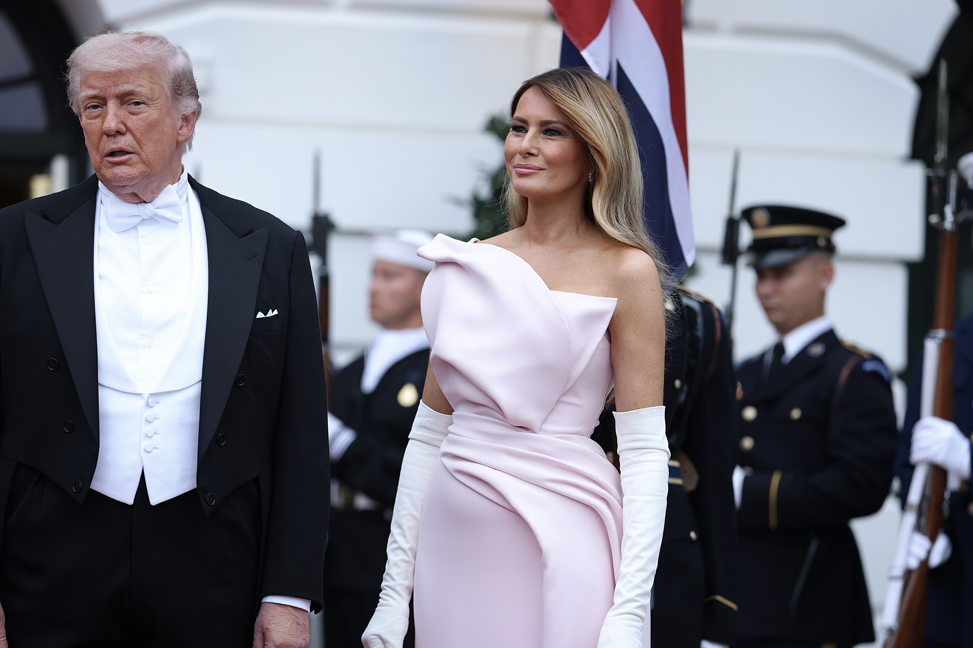 Melania Trump lộng lẫy trong đầm Dior Haute Couture tại quốc yến 2026 với Vua Charles - Ảnh 3.