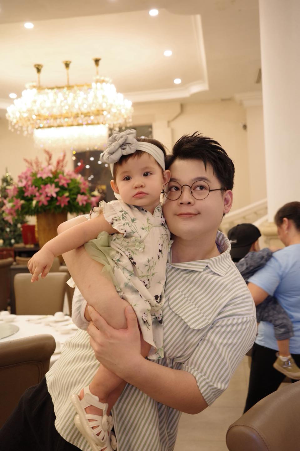 B&eacute; Cốm - con g&aacute;i TikToker Long Chun g&acirc;y sốt v&igrave; vẻ ngo&agrave;i xinh xắn, nết ăn cưng đến mức mẹ n&agrave;o cũng muốn xin v&iacute;a!- Ảnh 2.