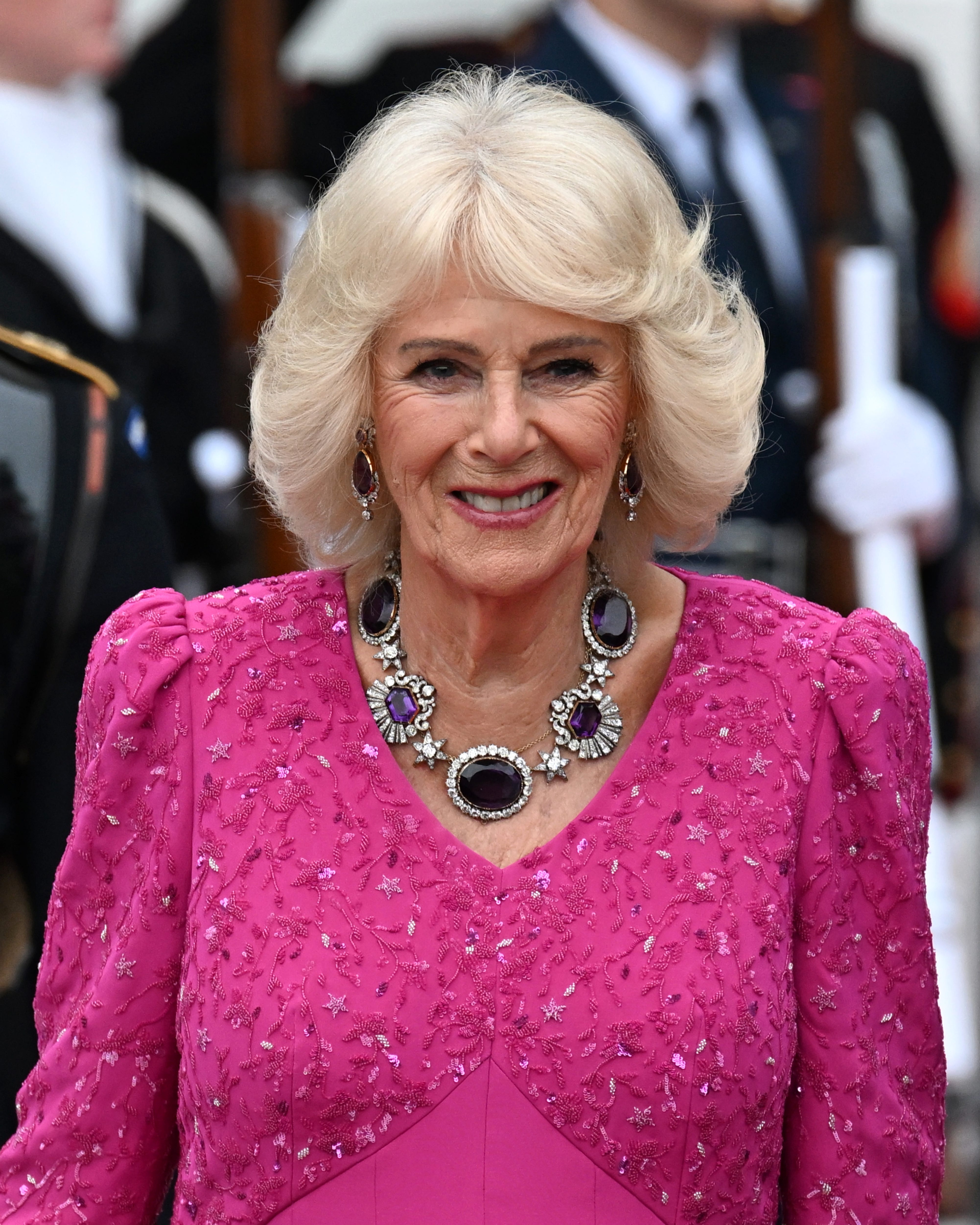 V&ograve;ng cổ thạch anh t&iacute;m của Vương hậu Camilla tại Nh&agrave; Trắng: B&aacute;u vật 200 năm - Ảnh 2.