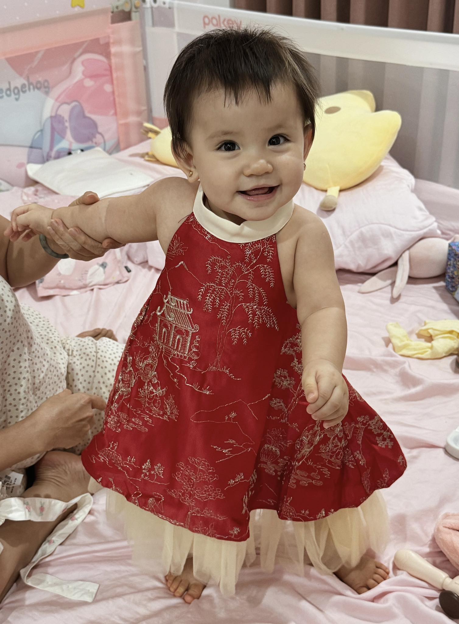 B&eacute; Cốm - con g&aacute;i TikToker Long Chun g&acirc;y sốt v&igrave; vẻ ngo&agrave;i xinh xắn, nết ăn cưng đến mức mẹ n&agrave;o cũng muốn xin v&iacute;a!- Ảnh 9.