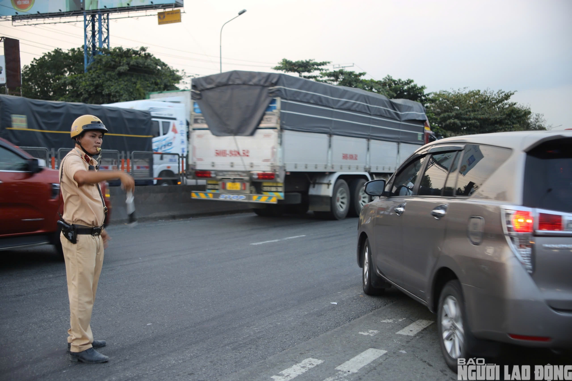 D&ograve;ng người rời TPHCM về qu&ecirc; lễ 30 - 4: Bến xe đ&ocirc;ng đ&uacute;c , giao th&ocirc;ng &ugrave;n tắc - Ảnh 15.