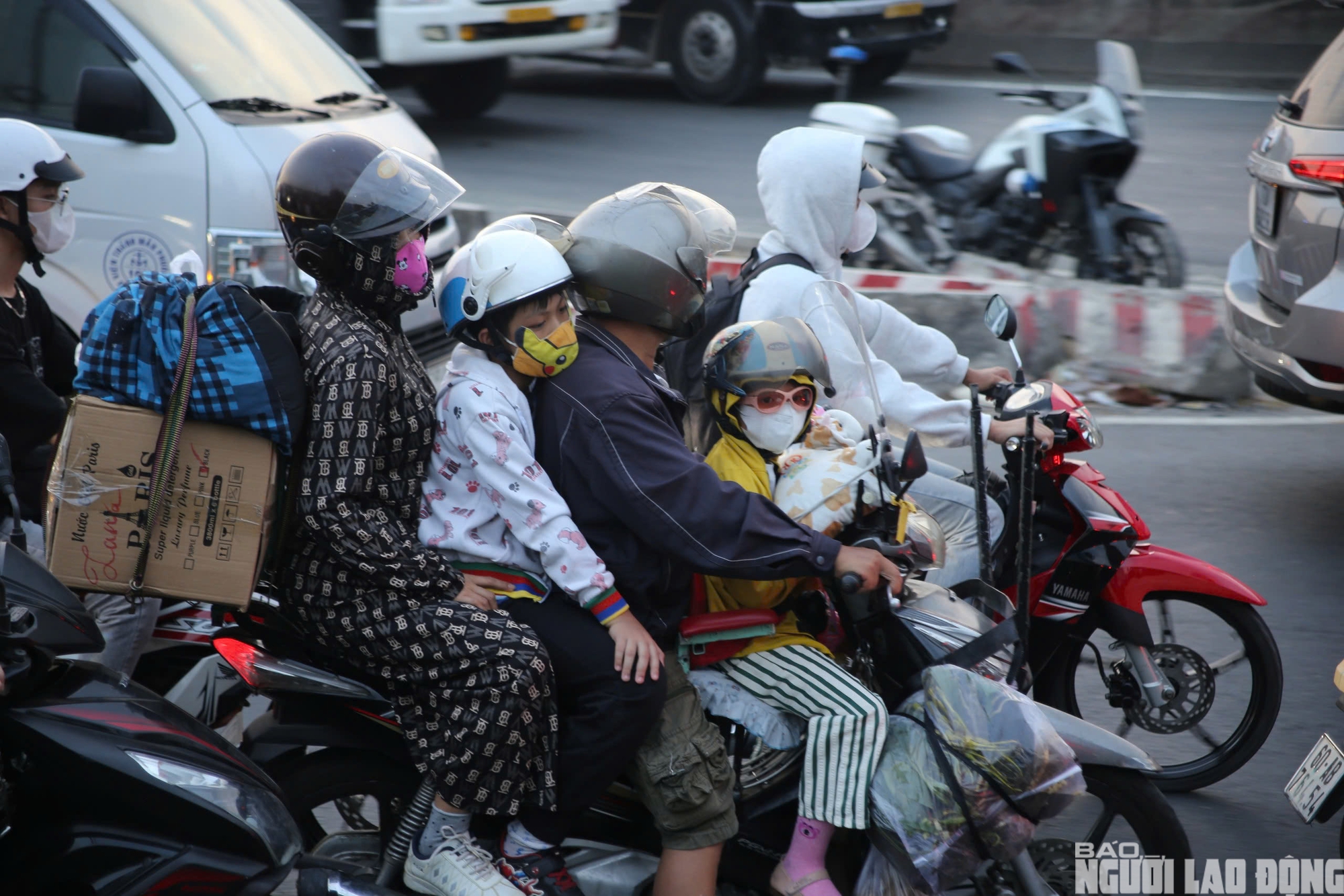 D&ograve;ng người rời TPHCM về qu&ecirc; lễ 30 - 4: Bến xe đ&ocirc;ng đ&uacute;c , giao th&ocirc;ng &ugrave;n tắc - Ảnh 17.