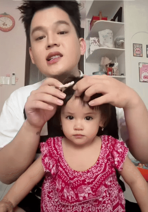 B&eacute; Cốm - con g&aacute;i TikToker Long Chun g&acirc;y sốt v&igrave; vẻ ngo&agrave;i xinh xắn, nết ăn cưng đến mức mẹ n&agrave;o cũng muốn xin v&iacute;a!- Ảnh 14.