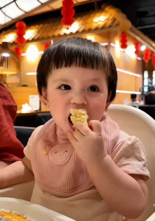 B&eacute; Cốm - con g&aacute;i TikToker Long Chun g&acirc;y sốt v&igrave; vẻ ngo&agrave;i xinh xắn, nết ăn cưng đến mức mẹ n&agrave;o cũng muốn xin v&iacute;a!- Ảnh 7.