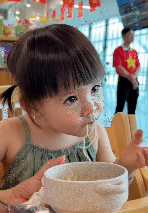 B&eacute; Cốm - con g&aacute;i TikToker Long Chun g&acirc;y sốt v&igrave; vẻ ngo&agrave;i xinh xắn, nết ăn cưng đến mức mẹ n&agrave;o cũng muốn xin v&iacute;a!- Ảnh 6.