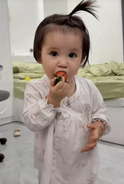 B&eacute; Cốm - con g&aacute;i TikToker Long Chun g&acirc;y sốt v&igrave; vẻ ngo&agrave;i xinh xắn, nết ăn cưng đến mức mẹ n&agrave;o cũng muốn xin v&iacute;a!- Ảnh 5.